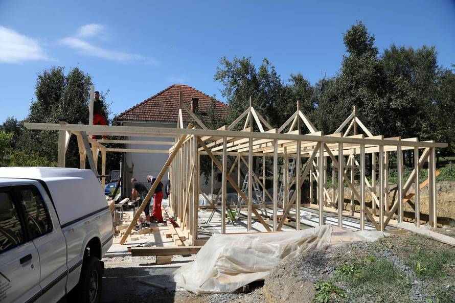 Majstor koji gradi kuće ljudima na Baniji: 'Cijene materijala su poskupile, otišle su u nebo'