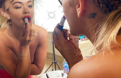 Rita Ora rukama je obuzdavala grudi: Nemoj mi ovo više raditi