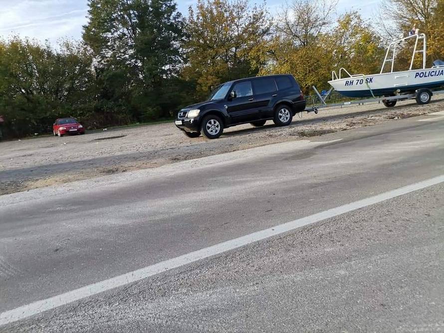 Prevrnuli se čamcem u Korani i nestali - traže ih već peti dan