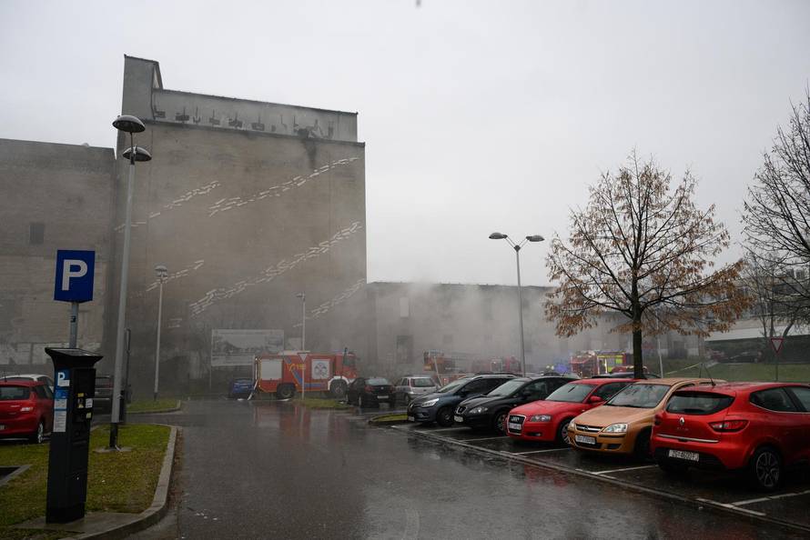 Zagreb: Vatrogasci gase požar na zgradi Paromlina