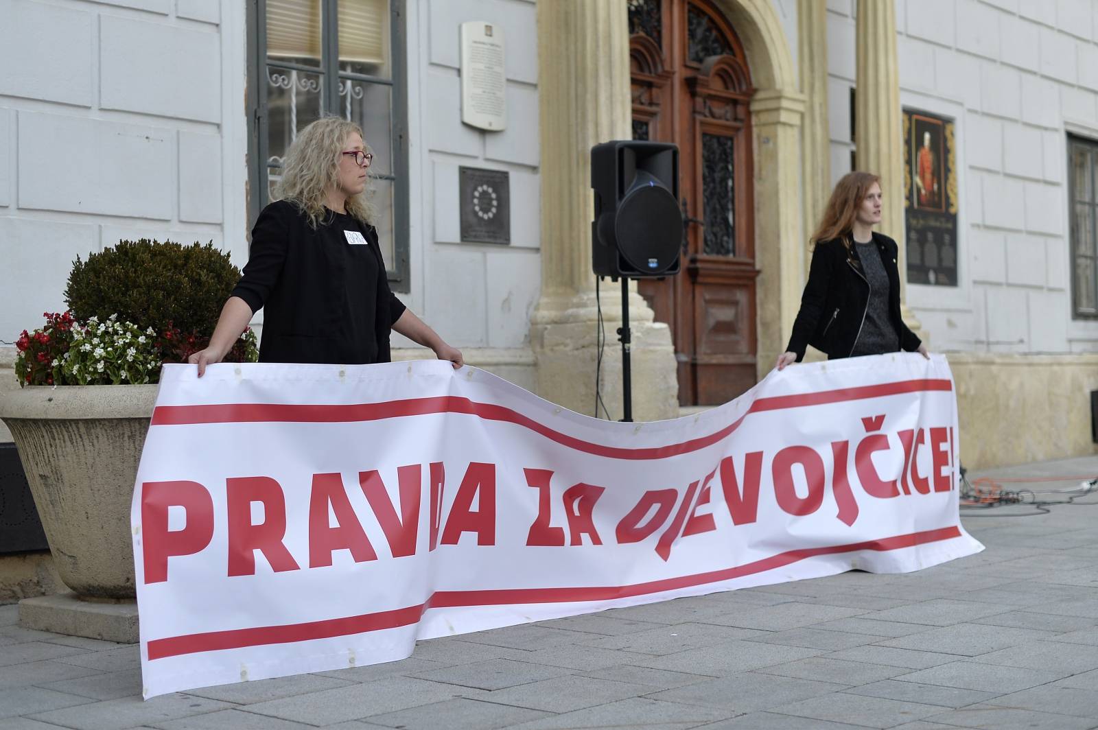 VaraÅ¾din: Na glavnom gradskom trgu odrÅ¾an prosvjed Pravda za djevojÄice