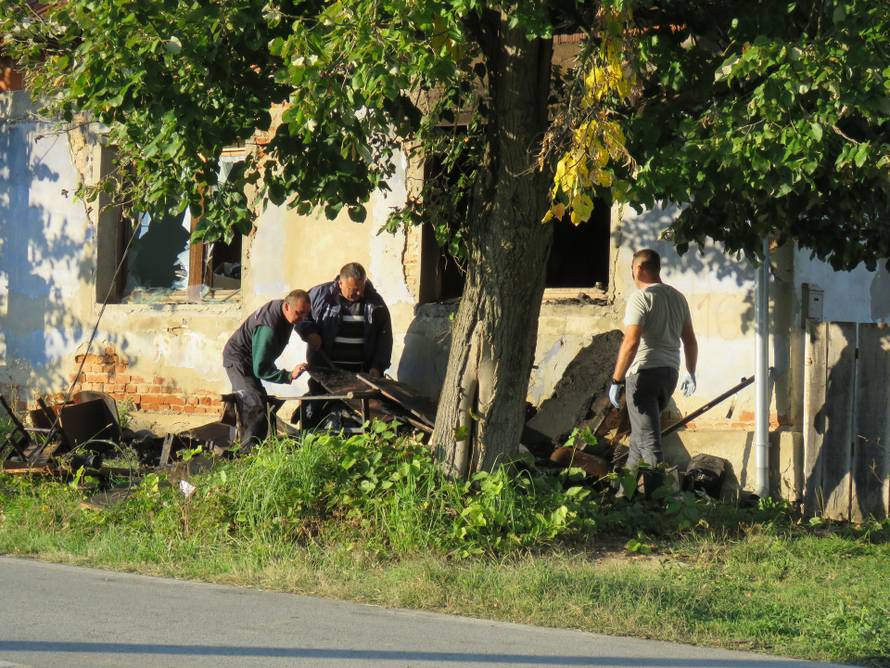 Vatrogasci ugasili požar u kući pa u njoj pronašli ručnu bombu