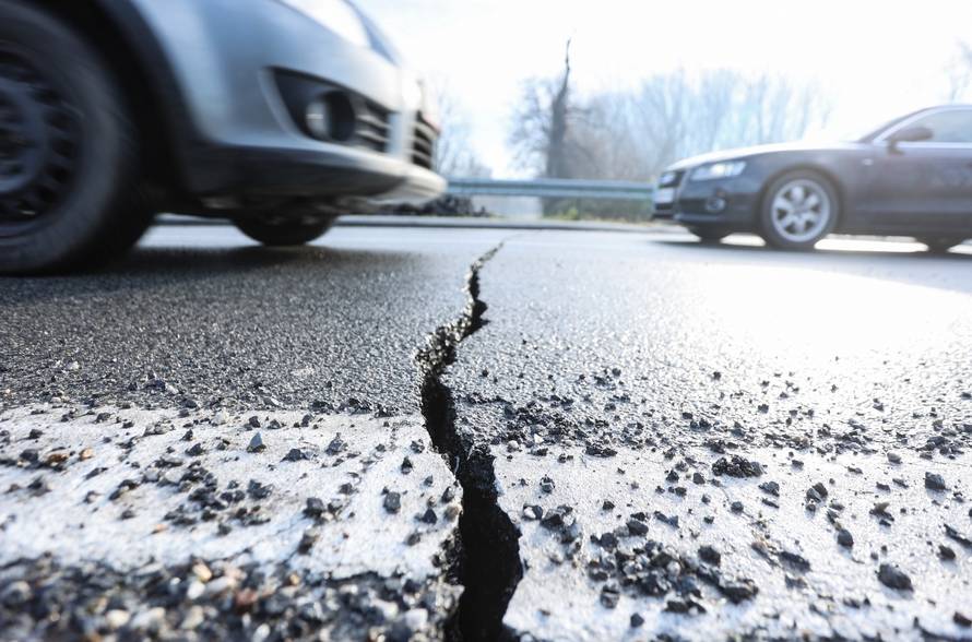 Oštećen most na ulazu u Petrinju
