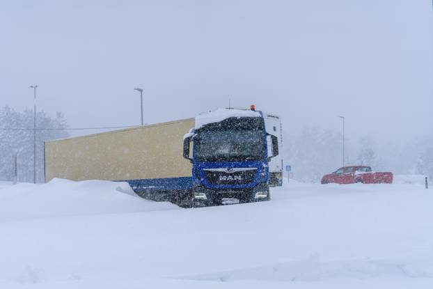 Korenica: Jako snježno nevrijeme stvorilo velike probleme u prometu