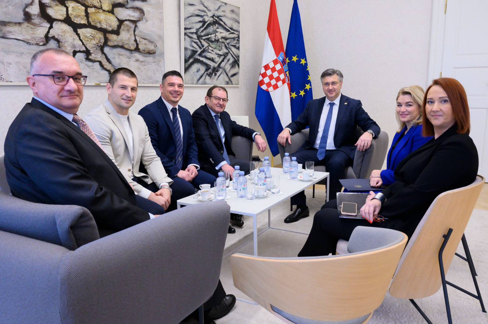 Premijer Plenković obećao da će Vlada RH pomoći organizaciji EP-a u ragbiju 7 u Makarskoj...