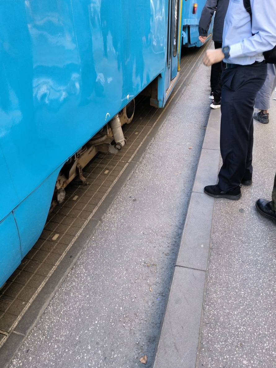 Vjetar srušio ogradu u centru Zagreba i bacio pod tramvaj: 'Putnici su izvlačili lim'