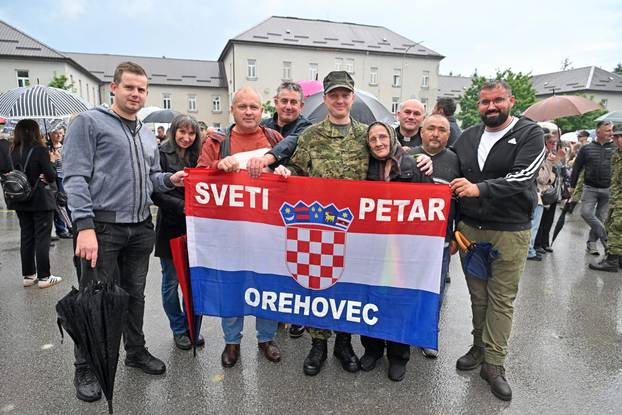 FOTO Suze i zagrljaji u Požegi: 900 novih ročnika položilo prisegu, među njima i 53 žene