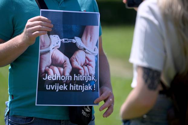 Zagreb: Prosvjed djelatnika Hitne pomoći ispred zatvora u Remetincu
