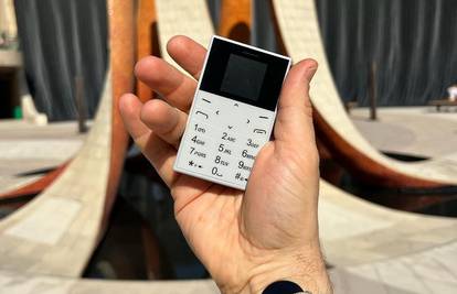 Ovo je mobitel firme kojoj su direktori Kolinda i Mesić: 'Može se telefonirati i slati poruke...'
