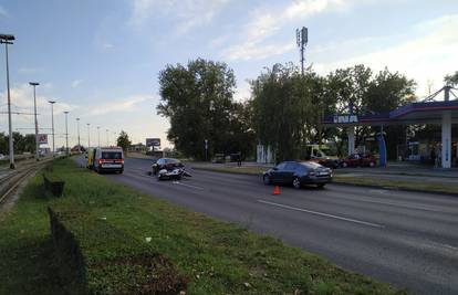 Sudar u Zagrebu: Sudjelovala dva vozila, ozlijeđen motociklist
