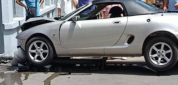 BIZARNO! Vozač auta zabio se u izlog u Zagrebu. Imao je kacigu?