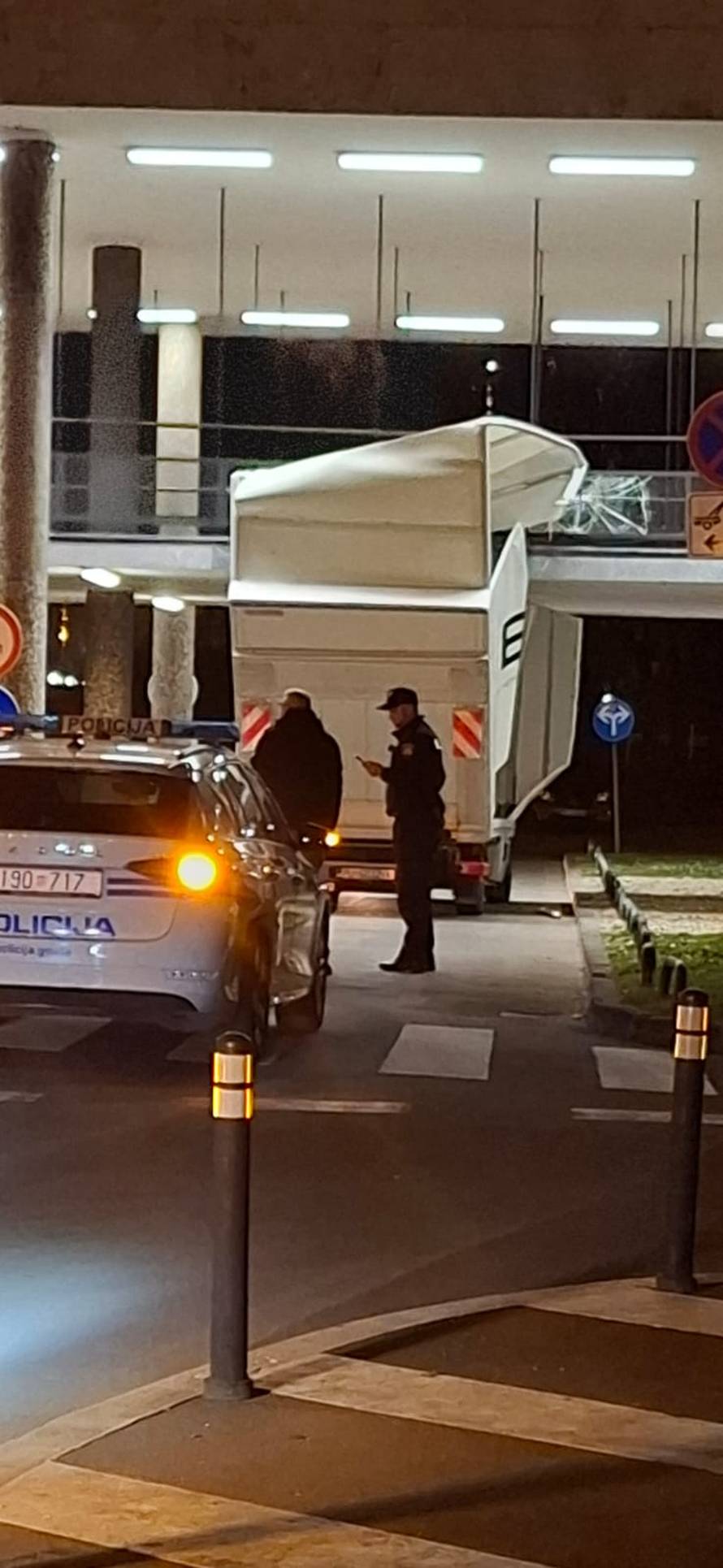 VIDEO Kamion zaglavio ispod stepenica zagrebačke gradske uprave, polomio ogradu i vozilo