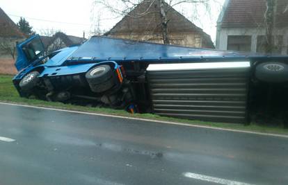 Kamion je izletio s ceste kraj škole i prevrnuo se na breze