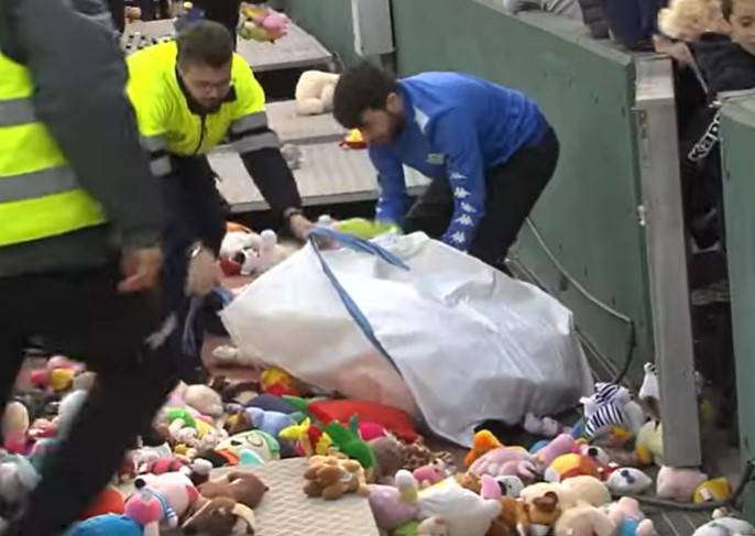 VIDEO Božićna bajka u La Ligi: Navijači Betisa bacali igračke na travnjak za nezbrinutu djecu