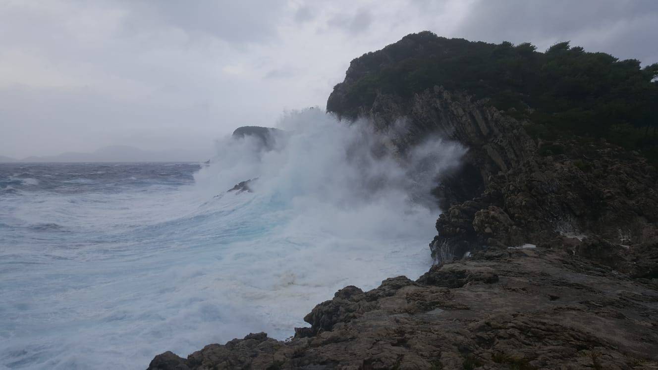 Crveni meteoalarm: Trajekti ne voze, najgore je tek pred nama