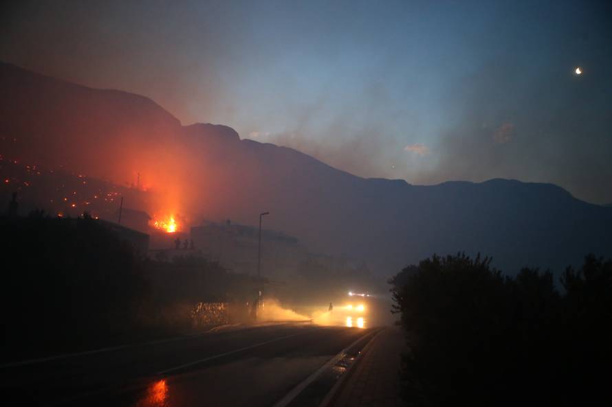 Kanader pomaže u gašenju, u Makarsku stiže i 150 vojnika