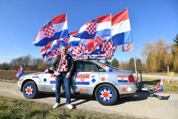 Navijač iz Međimurja svoj Audi ukrasio sa 60 hrvatskih zastava i krenuo u Zagreb na doček rukometaša