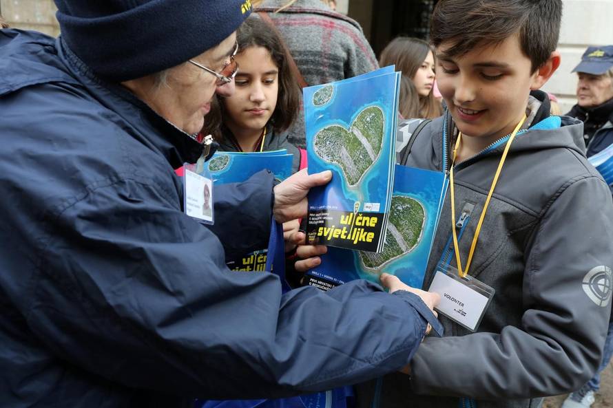 Nije im teško: Osnovnoškolci pomažu beskućnicima na ulici