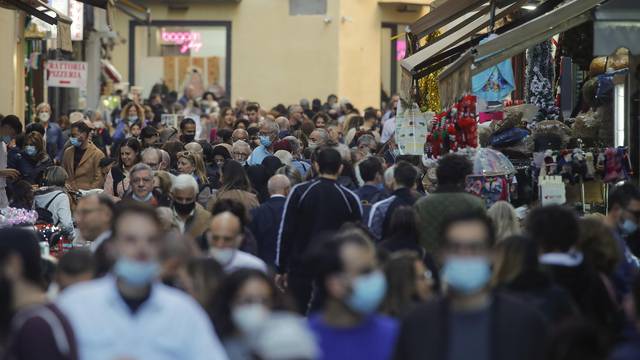 U Italiji stupile na snagu strože mjere za necijepljene: Neće moći koristiti javni prijevoz