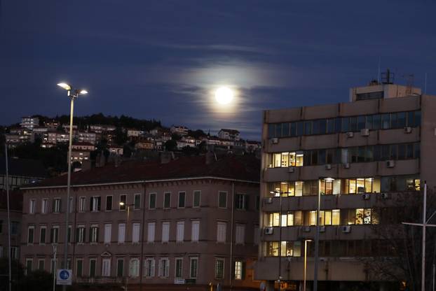 Rijeka: Pun mjesec nad gradom