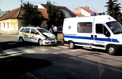 Hitna pomoć vozila je ženu u bolnicu, u njih se zabio taksist