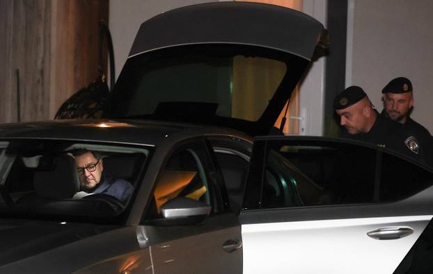 Zagreb: Izlazak Andrije Mikulića i inspektora iz kuće nakon opsežne pretrage