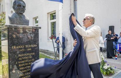 U Loboru otkriveno spomen-poprsje prvoga hrvatskog predsjednika Franje Tuđmana