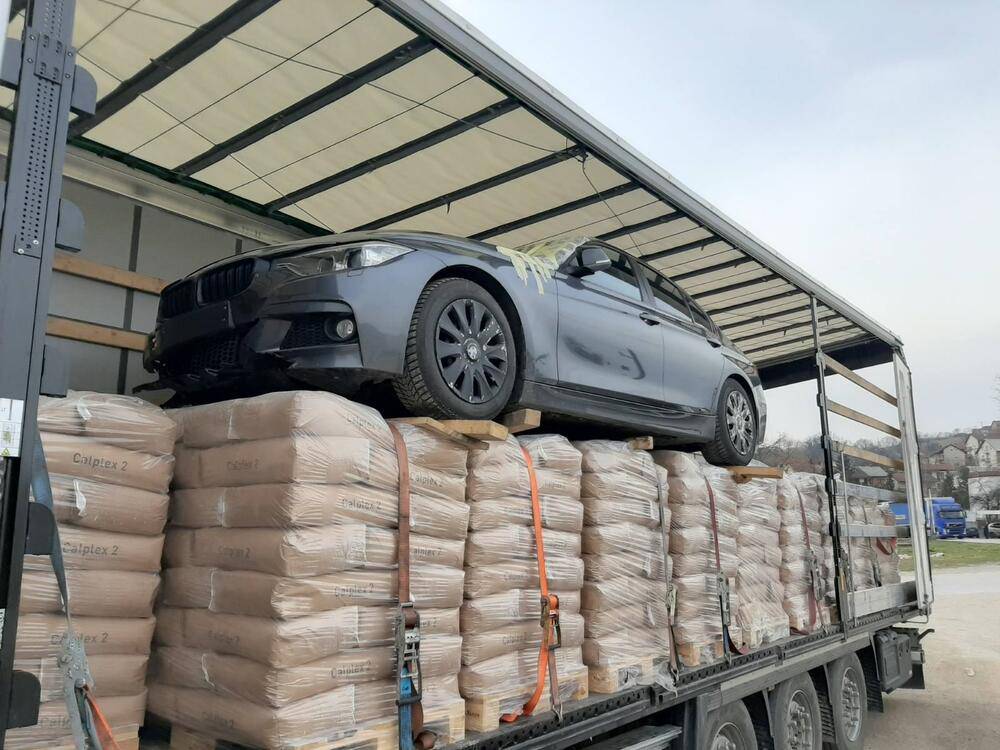 Carinike šokirao prizor: Digli smo ceradu, a unutra BMW... Našli i Porsche od 77.000 eura