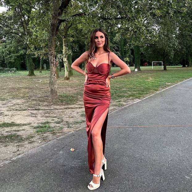 FOTO Evo tko je ljepotica koja je čitala bodove iz Osijeka na Dori