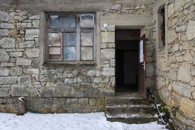 Škola u Željeznom Žumberačkom odavno se ne koristi, ali danas je otvorena zbog izbora