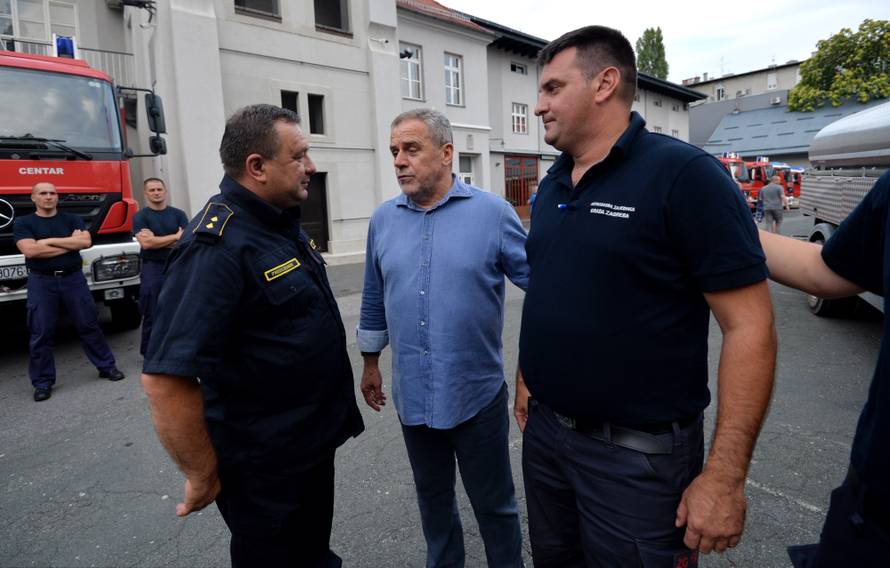 Zagrebački vatrogasci se uz zvukove sirena vratili u Savsku