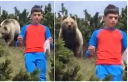 Jeziva snimka: Dječak za dlaku uspio izbjeći napad medvjeda...