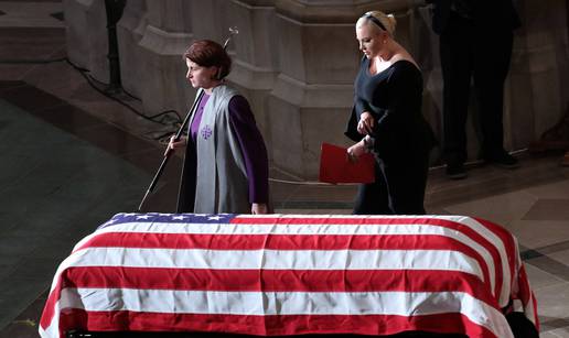 Pokojnik je tako htio: Trump nije došao na sprovod McCainu