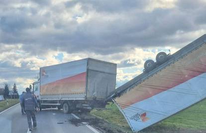 Nevjerojatno! Pogledajte kako je jak vjetar na cesti u Slavoniji prevrnuo prikolicu kamiona