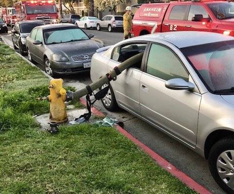 Vatrogasci provukli crijevo za vodu kroz prozor automobila