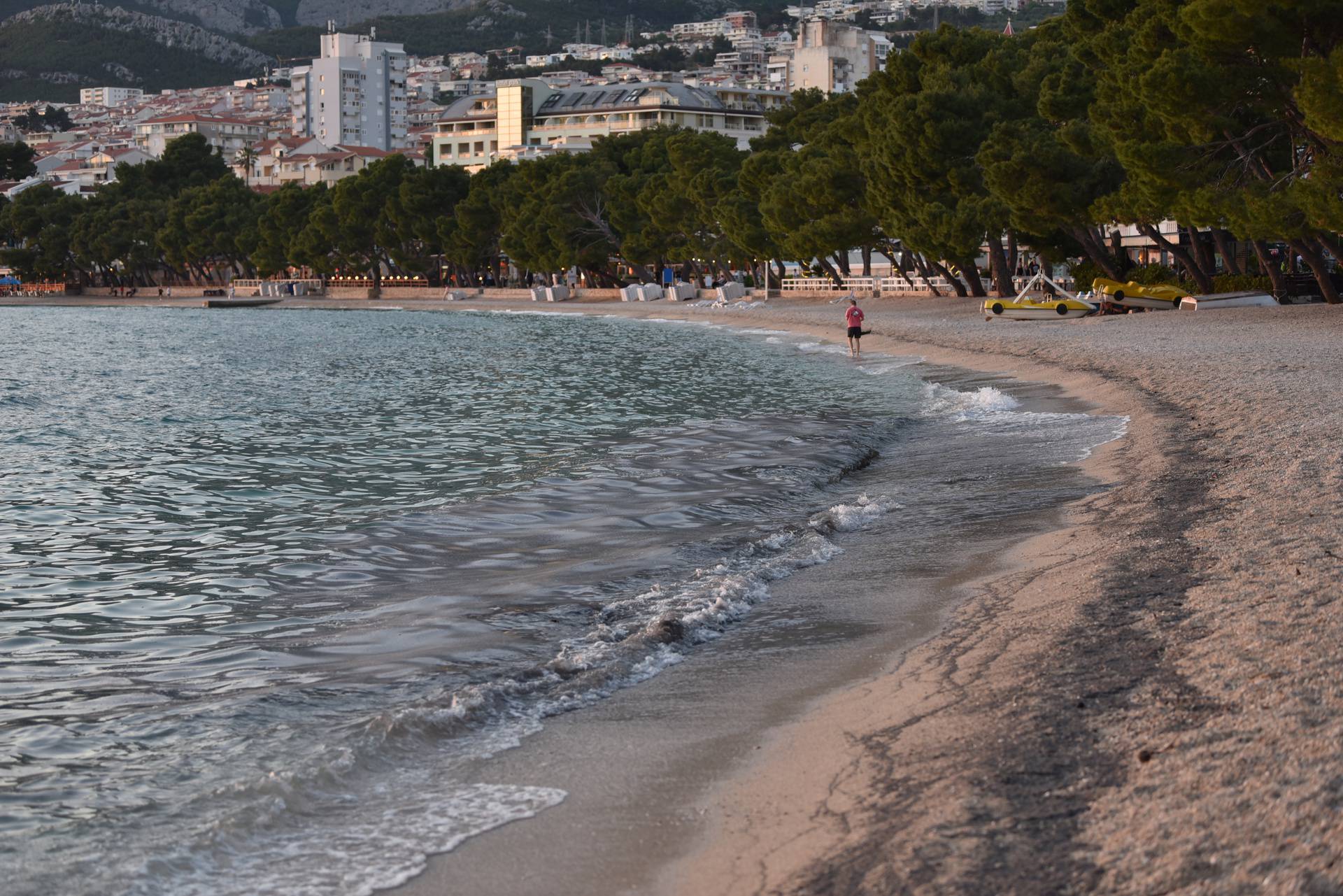 Mušice preplavile more na plaži Donja Luka u Makarskoj