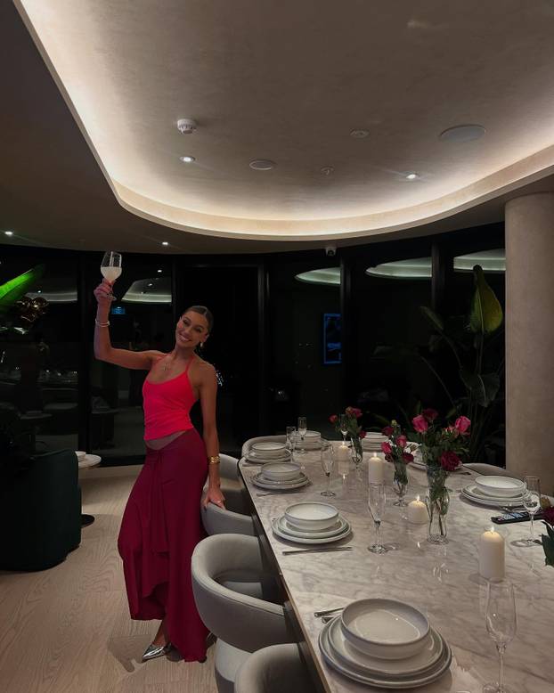 FOTO Unuka legende kriketa izazvala pomamu bez grudnjaka