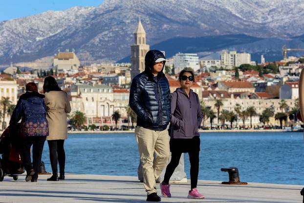 Zubato sunce u Splitu izmamilo je brojne šetače