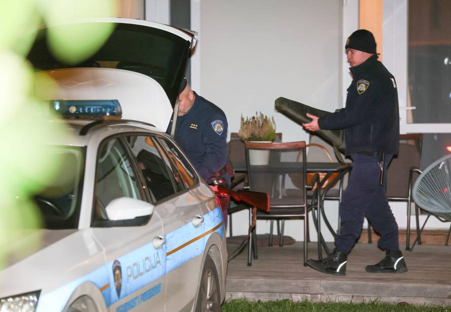 Zagreb: Iz kuće Andrije Mikulića za vrijeme pretresa policija iznosi razne predmete