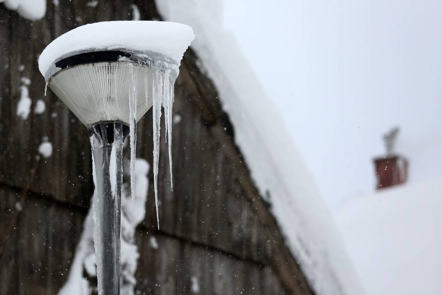 Zameteni u Delnicama: Nanosi snijega do balkona na 1. katu!