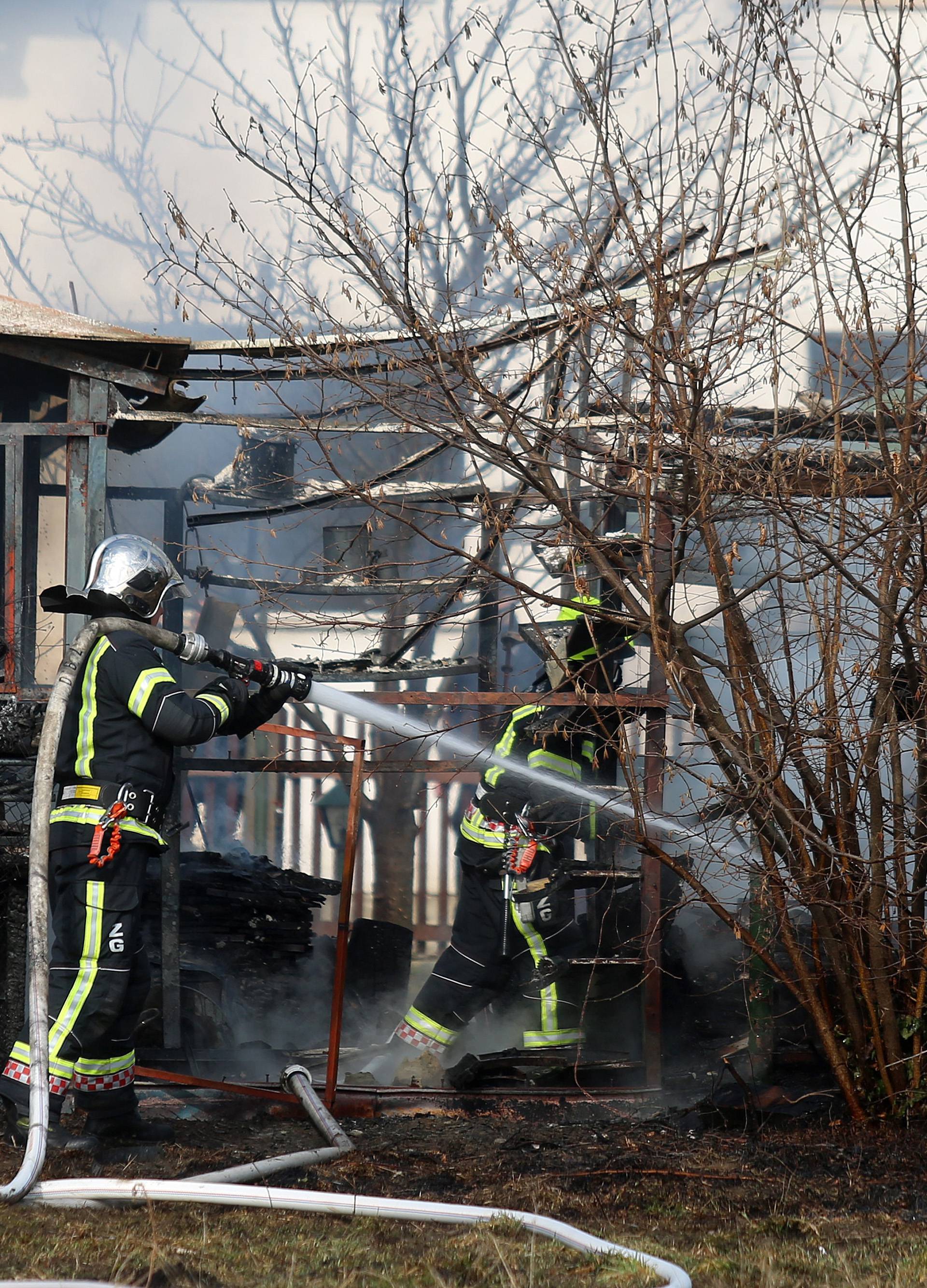 Požar na zagrebačkom Trnju: Gori krovište obiteljske kuće