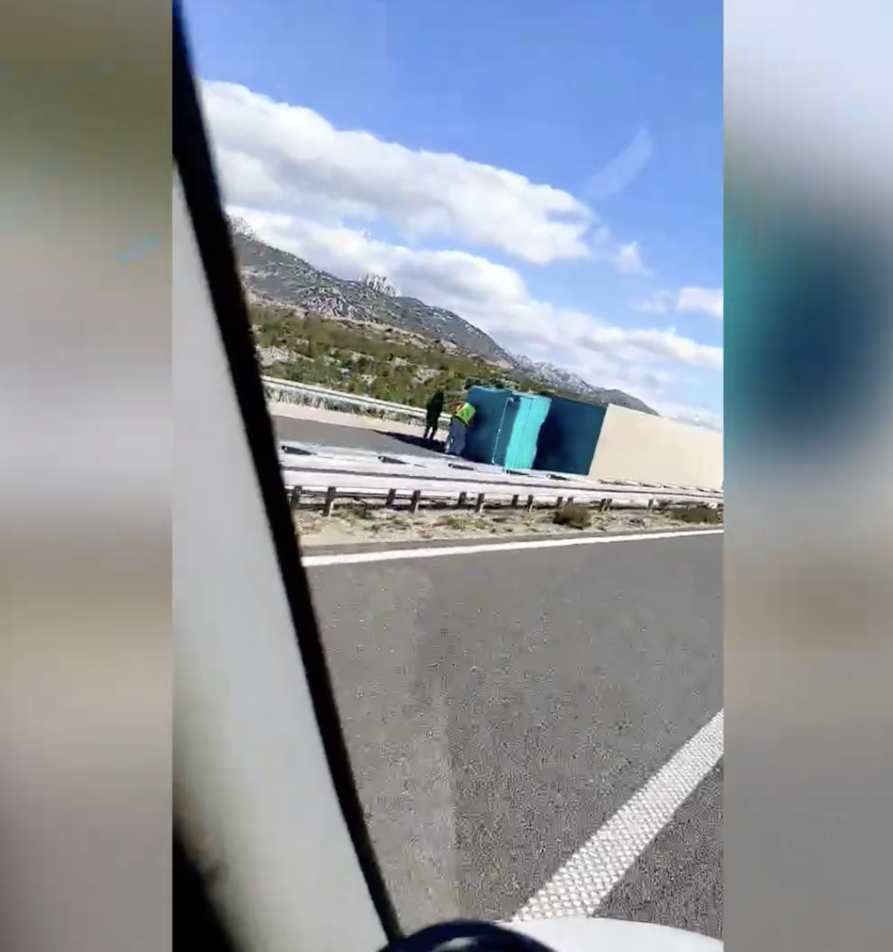VIDEO Na A1 kraj Posedarja se zbog vjetra prevrnuo kamion