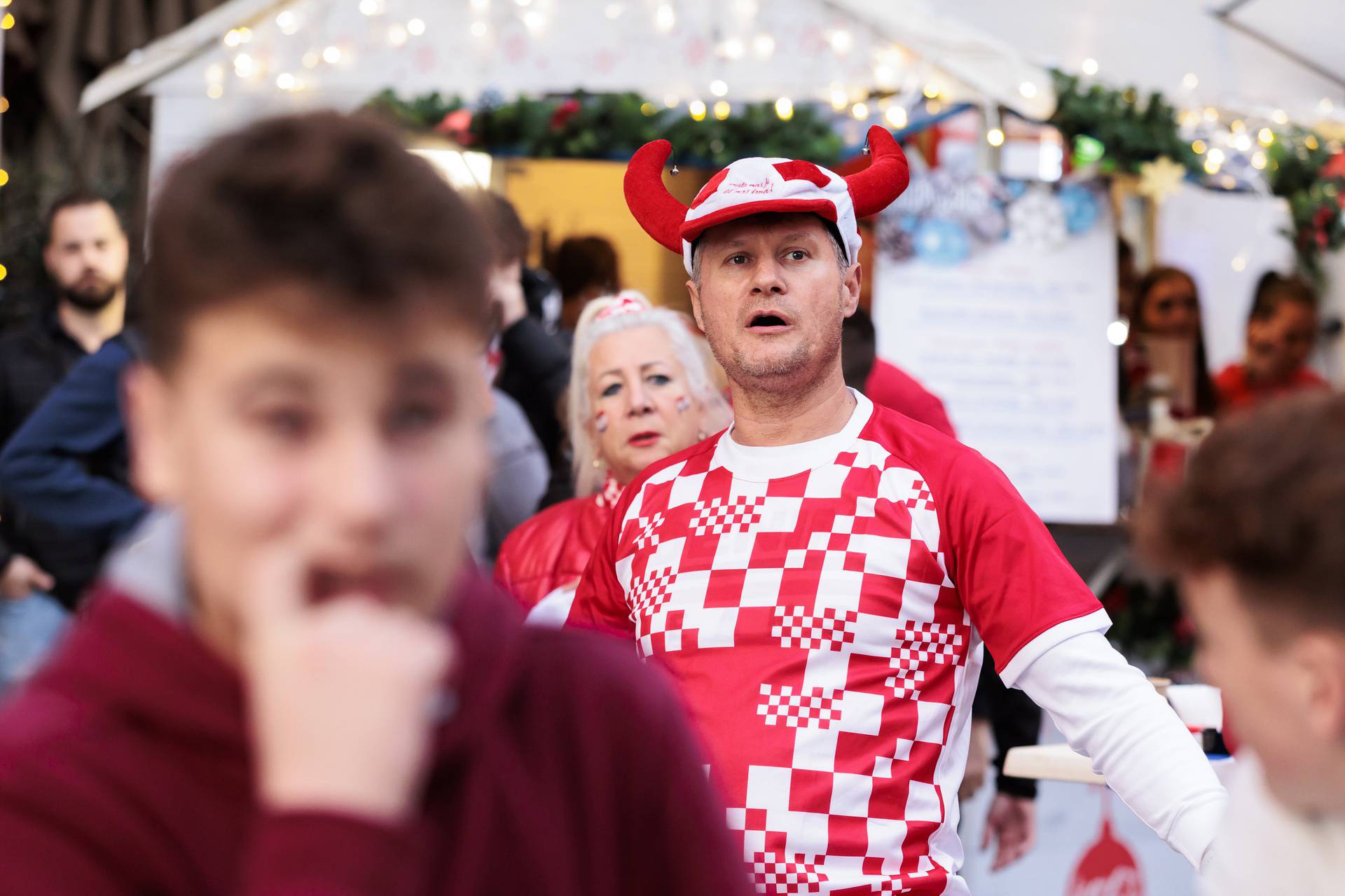 Splićani prate utakmicu Hrvatska - Japan u fan zoni na Prokurativama