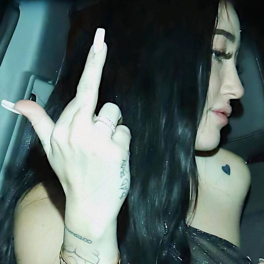 Kontroverzna obitelj: Sestra Miley Cyrus pokazala bradavice