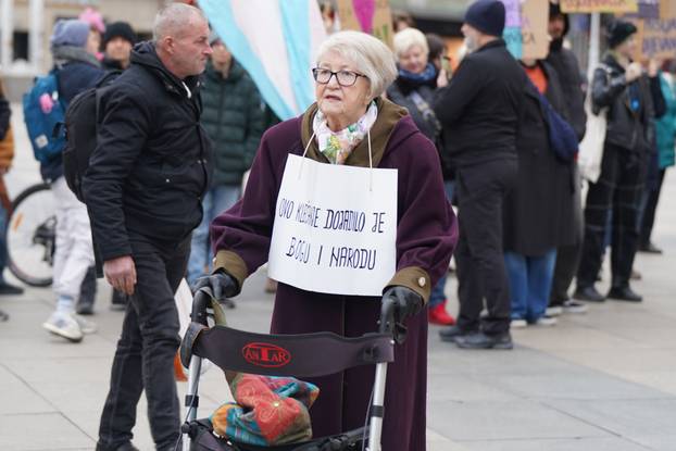 Zagreb: Prosvjednici protiv molitelja na glavnom trgu 