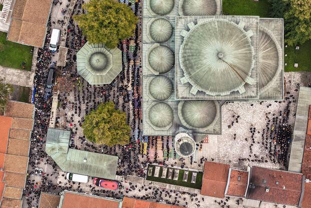 Sarajevo: Pogled iz zraka na dženazu za Halida Bešlića u Gazi Husrev-begovoj džamiji