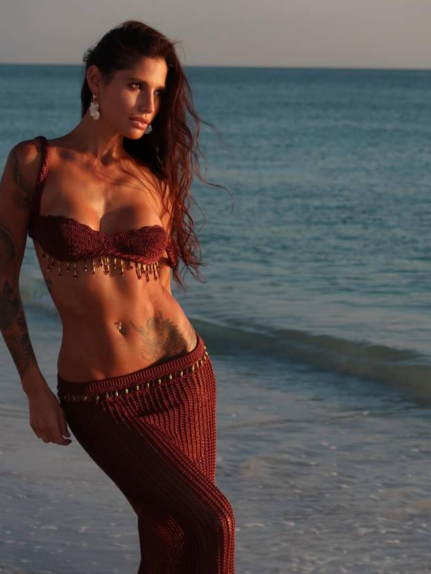 FOTO Gola mladenka: Ovo je 'vjenčanica' zbog koje su svi 'zinuli', a internet eksplodirao