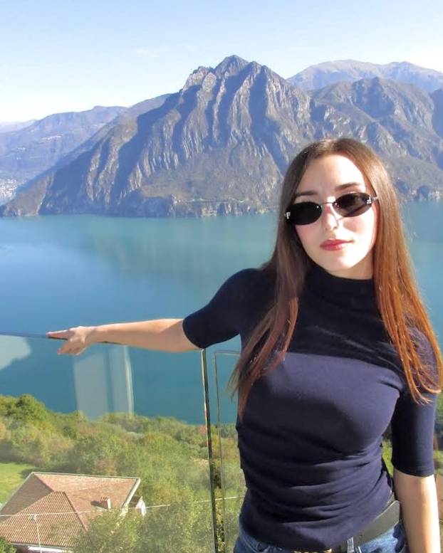 FOTO Zbog nje bi svi u zaleđe. Tange i zastavica su joj rekviziti