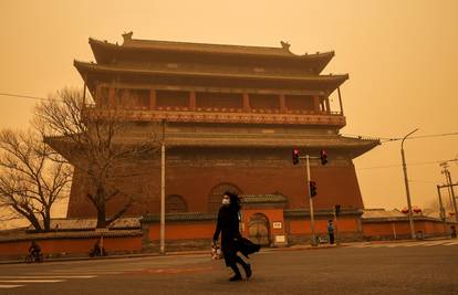 Pješčana oluja iznad Pekinga, ljudi se žale da ne mogu disati
