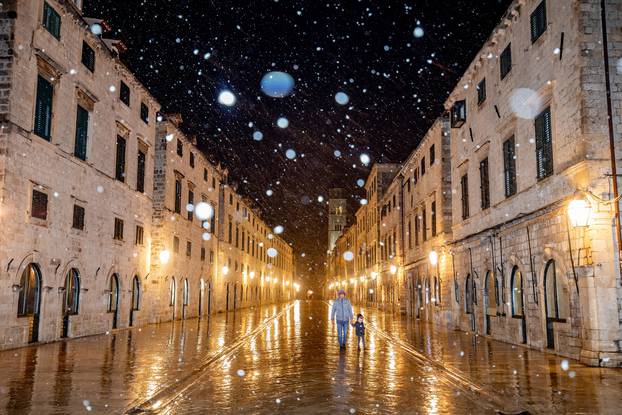 U Dubrovniku zalepršale prve snježne pahulje